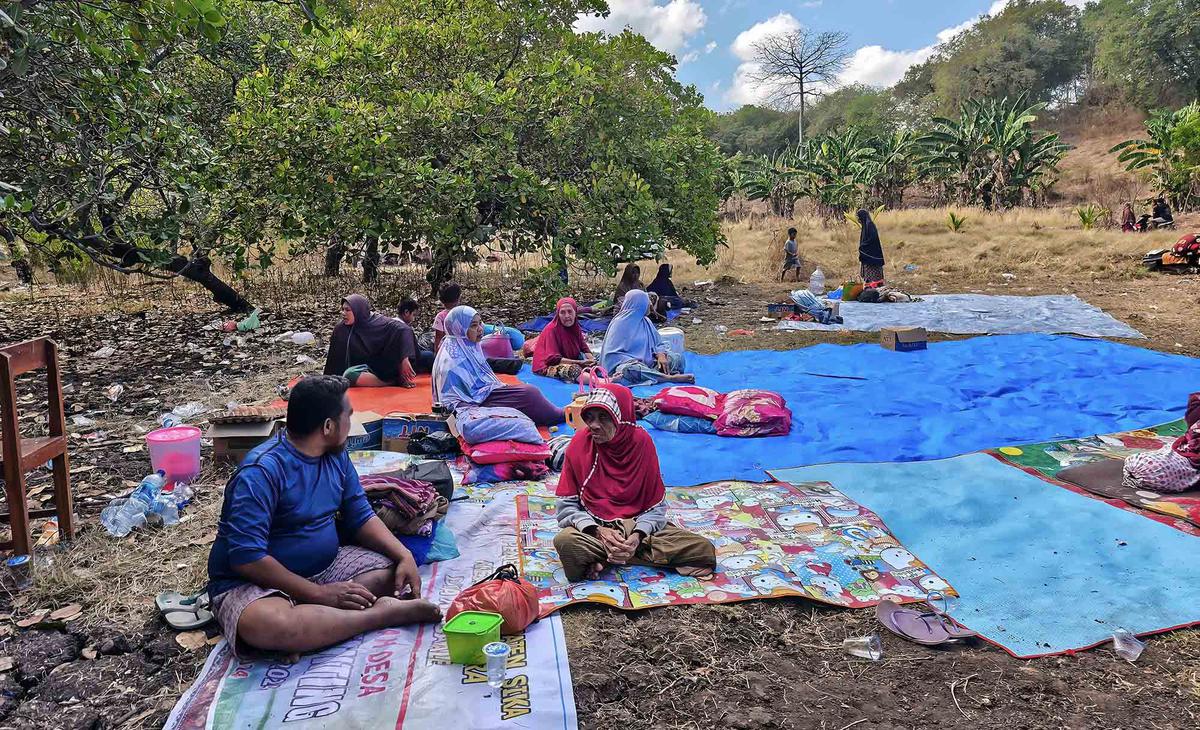 Warga Mulai  Bersihkan Puing Bangunan Pascagempa NTT