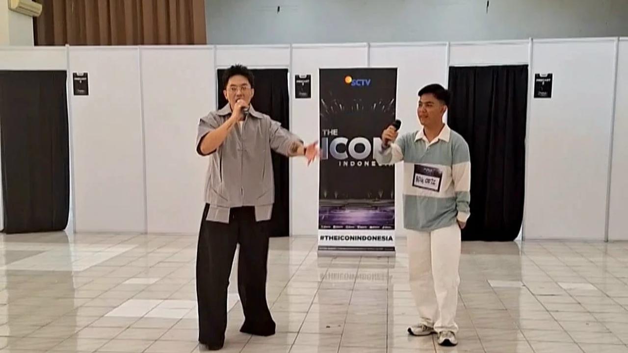 Rafael Tan Berduet Bersama Peserta Audisi Sesaat Sebelum Melakukan Penjurian Audisi “The Icon Indonesia” di Bandung