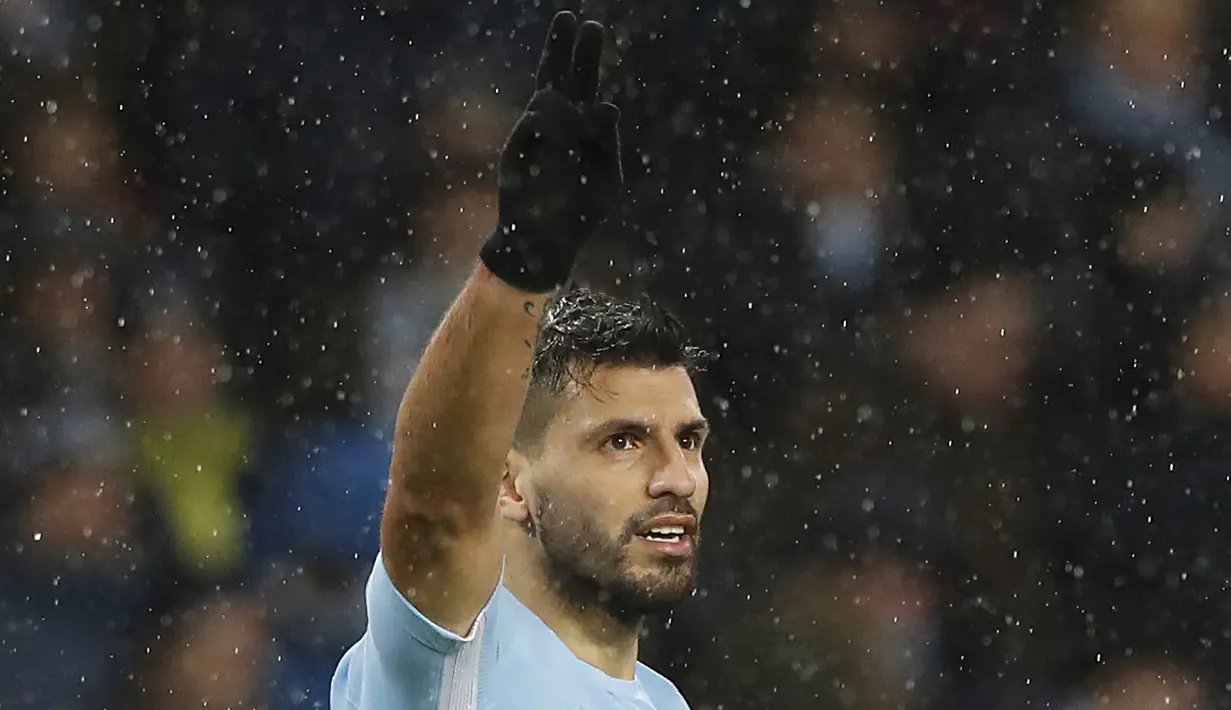 Pemain Manchester City, Sergio Aguero merayakan gol ke gawang West Bromwich Albion pada lanjutan Premier League di The Etihad Stadium, Manchester, (31/1/2018). Manchester City menang 3-0. (Martin Rickett/PA via AP)