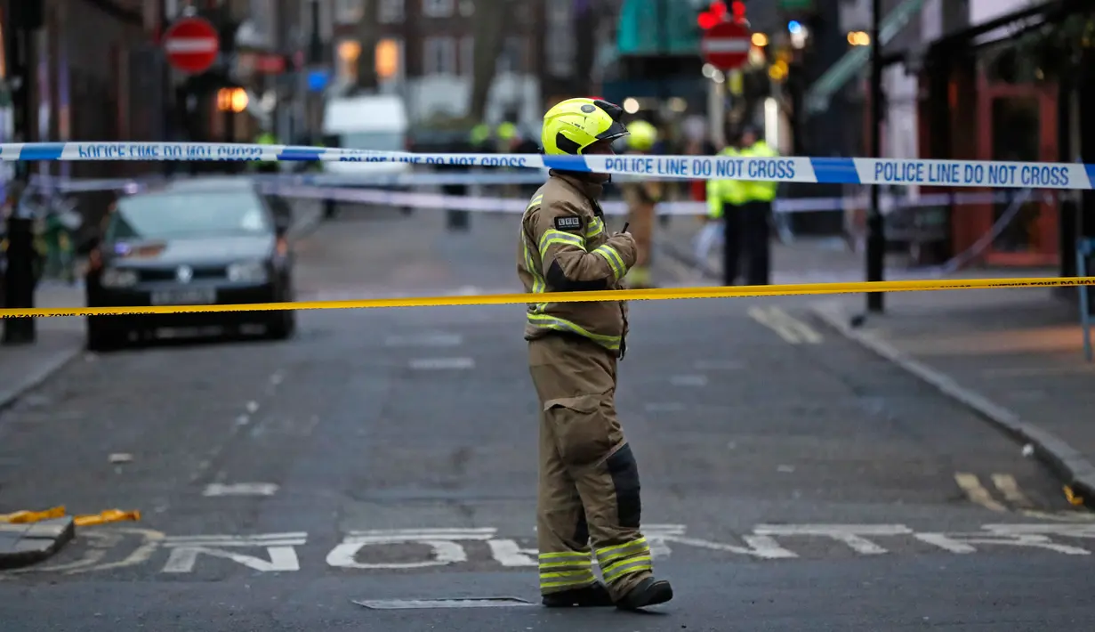 Petugas pemadam kebakaran bersiap menyusul penemuan bom Perang Dunia II di kawasan Soho, London, Inggris, Senin (3/2/2020). Bom Perang Dunia II yang belum meledak tersebut ditemukan di saat penggalian konstruksi. (AP Photo/Frank Augstein)