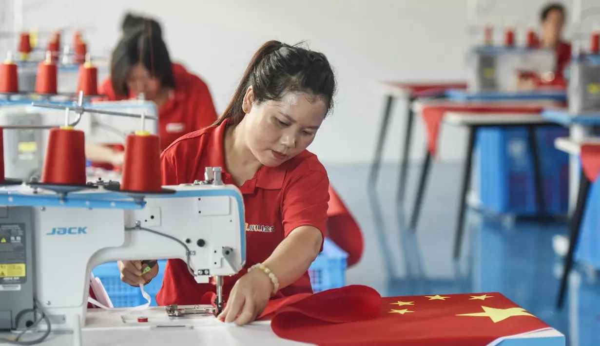 Pekerja membuat bendera nasional di sebuah pabrik menjelang Hari Nasional di Wuyi, Provinsi Zhejiang, China, 28 September 2021. Hari Nasional adalah sebuah hari libur nasional di China untuk merayakan hari kebangsaan mereka dan diperingati pada tanggal 1 Oktober setiap tahun. (STR/AFP)