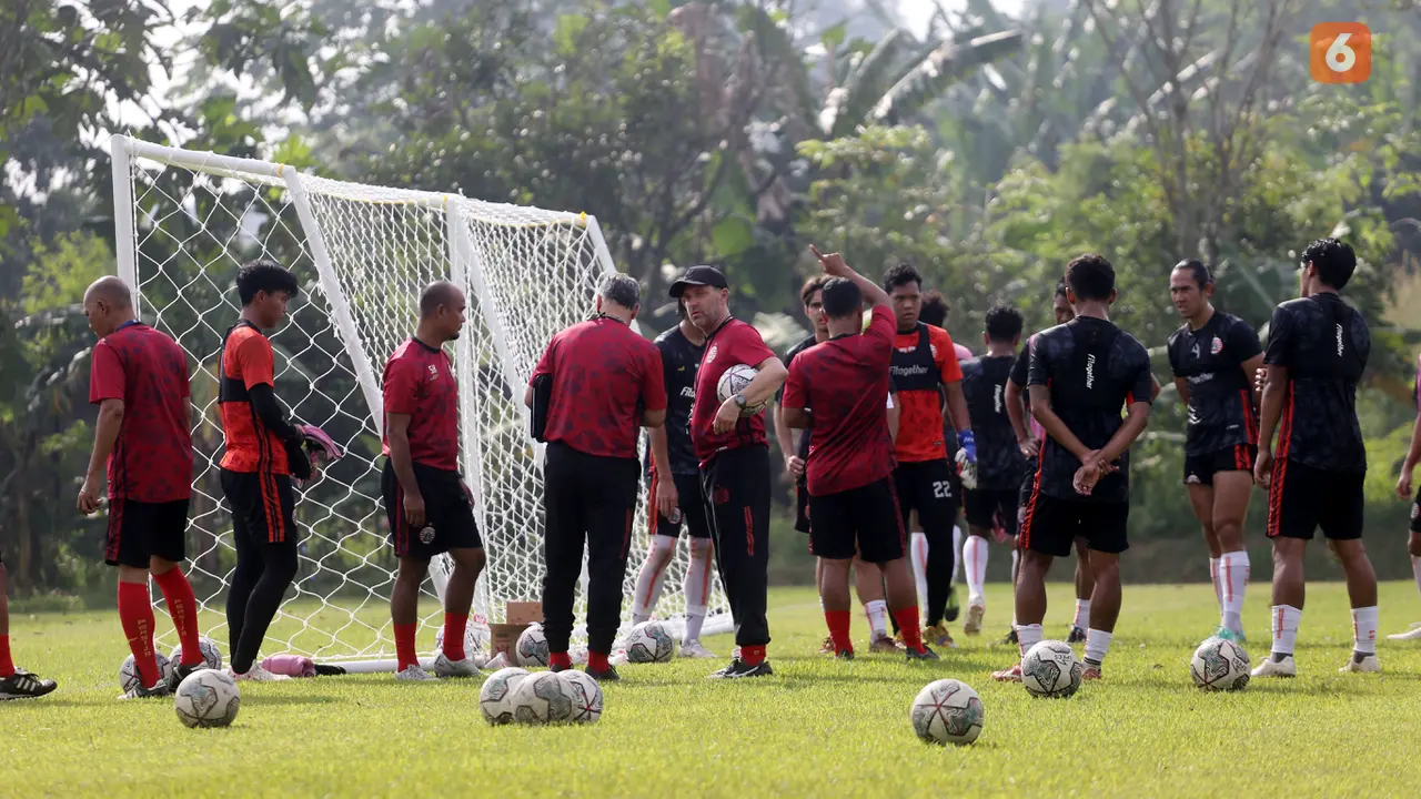 Pelatih Persija Thomas Doll, memimpin sesi latihan di Lapangan Nirwana Park, Bojongsari, Depok, Rabu (25/5/2022). (Bola.com/M Iqbal Ichsan)