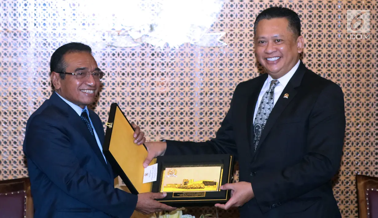 Ketua DPR RI, Bambang Soesatyo (kanan) menyerahkan cenderamata kepada Presiden Timor Leste Francisco Guterres Lu Olo usai pertemuan di Gedung MPR/DPR RI, Jakarta, Jumat (29/6). Pertemuan untuk menjalin hubungan baik. (Liputan6.com/Helmi Fithriansyah)
