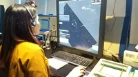 Petugas ATC AirNav Indonesia memantau penerbangan melalui radar (dok: Ilyas)