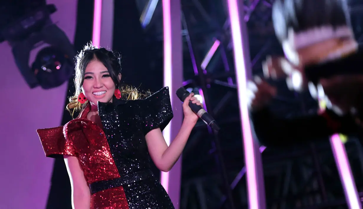 "Terima kasih buat semua Aytinglicious dan yang lainnya yang sudah mendukung Ayu sebagai “Penyanyi Dangdut Solo Wanita Terpopuler” & lagu “Kamu Kamu Kamu” menjadi lagu Dangdut Terpopuler di #adi2017," tulis Ayu Ting Ting. (Deki Prayoga/Bintang.com)