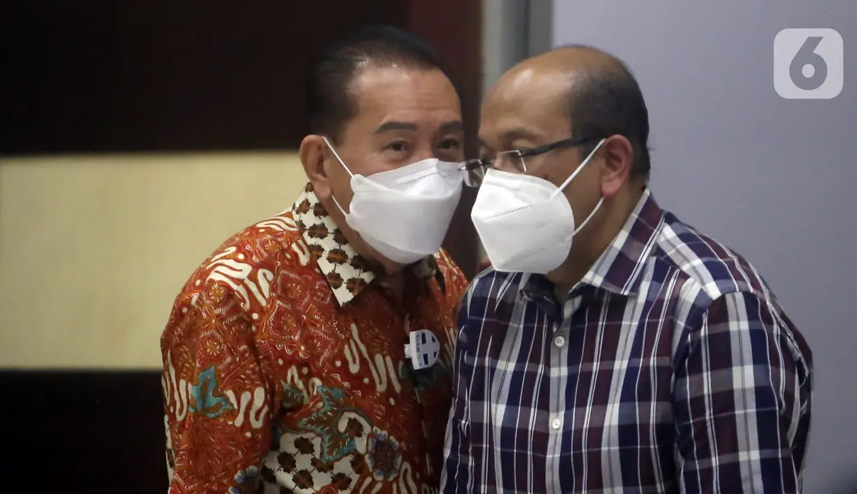 Terdakwa suap penghapusan nama terpidana perkara pengalihan hak tagih Bank Bali dari daftar red notice Polri Djoko Tjandra (kiri) saat menjalani sidang di PN Jakarta Timur, Jumat (11/12/2020). Djoko menyampaikan nota pembelaan atau pleidoi atas tuntutan JPU. (merdeka.com/Imam Buhori)