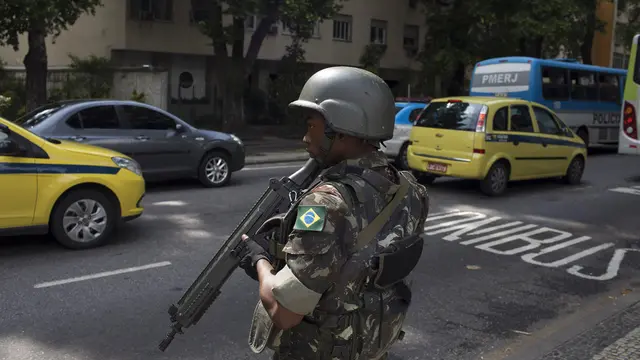 Seorang tentara mengamankan jalanan Rio de Janeiro sebelum Presiden Michel Temer menandatangani dekrti intervensi militer