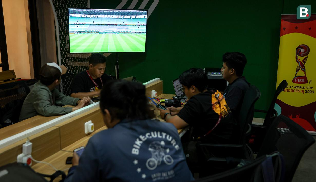 Media center Stadion GBT tidak terlalu luas, namun cukup memadai untuk para pewarta peliput Piala Dunia U-17 2023. Selain itu, terdapat beberapa fasilitas penunjang. (Bola.com/Bagaskara Lazuardi)