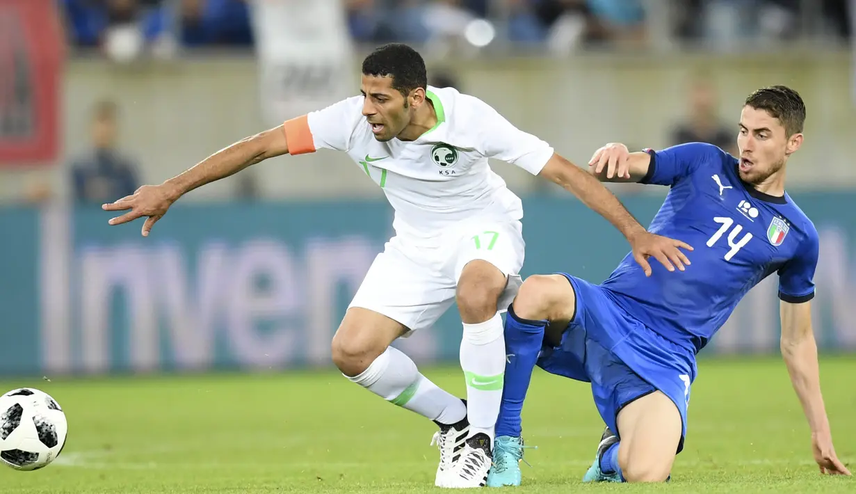 Pemain Arab Saudi, Taiseer Aljassam (kiri) berebut bola dengan pemain Italia, Jorge Luiz Jorginho pada laga persahabatan di Kybunpark Stadium, St. Gallen, Swiss, (28/5/2018). Italia menang 2-1. (Gian Ehrenzeller/Keystone via AP)