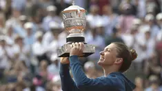 Petenis Rumania, Simona Halep mengangkat trofi Prancis Terbuka 2018 usai kalahkan petesni Amerika, Sloane Stephens di Roland Garros stadium, Paris, Prancis, (9/6/2018). Simona menang 3-6, 6-4, 6-1. (AP/Alessandra Tarantino)