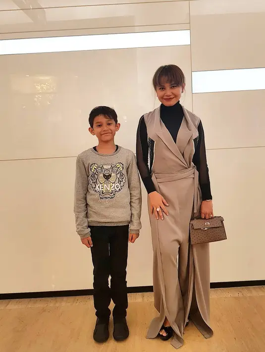 Sejak bercerai dengan Yoyo Padi, Rossa pun mengurus anak lelakinya yang  kini sudah beranjak besar sendirian. Belum ada kabar soal kapan akan menikah, Rossa yang sibuk sebagai penyanyi tampak menikmati perannya sebagai ibu. (Instagram/itsrossa)