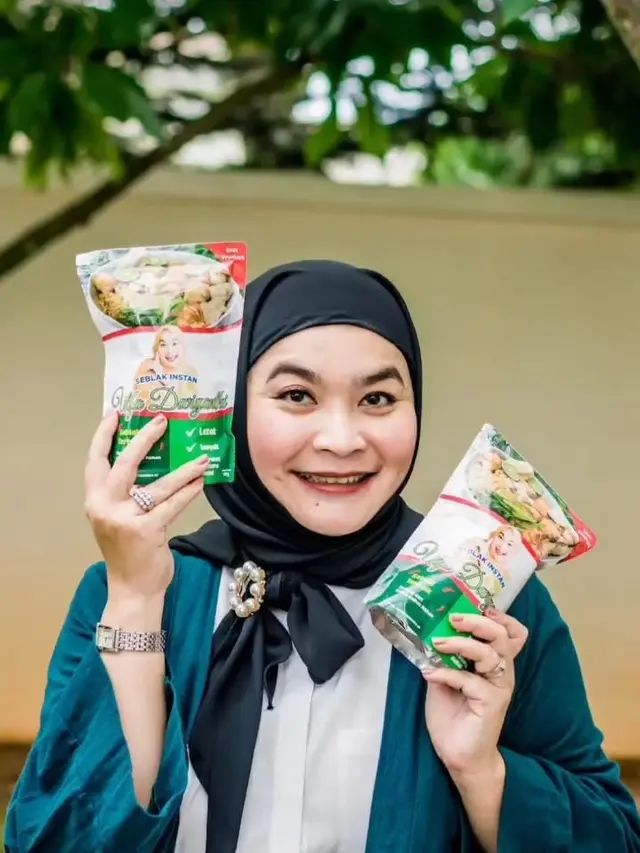 Ulfa Dwiyanthi sibuk jualan seblak