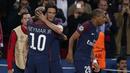 Striker PSG, Edinson Cavani, merayakan gol yang dicetaknya ke gawang Bayern Munchen bersama Neymar pada laga Liga Champions di Stadion Parc des Princes, Kamis, Rabu (27/9/2017). PSG menang 3-0 atas Bayern Munchen. (AP/Thibault Camus)