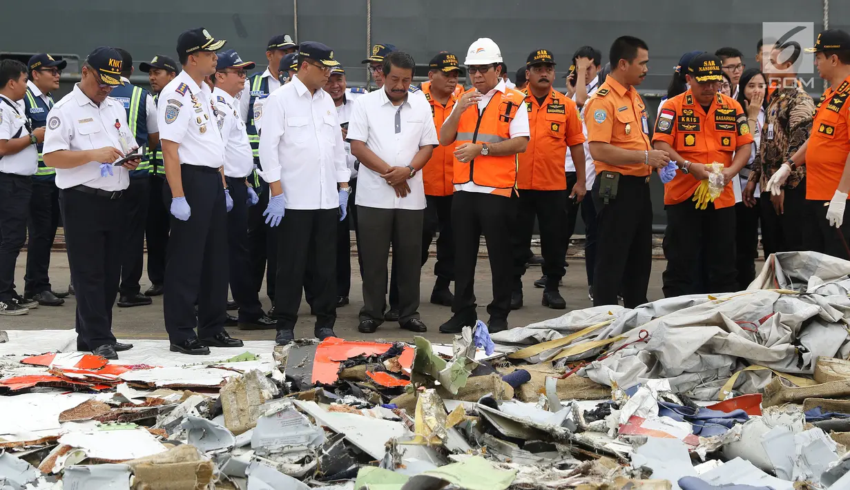 Dirut Lion Air Group Edward Sirait (tengah) saat melihat serpihan pesawat Lion Air JT 610 di Pelabuhan JICT 2, Jakarta, Selasa (30/10). Sejumlah barang ditemukan petugas dalam operasi pencarian. (Liputan6.com/Helmi Fithriansyah)