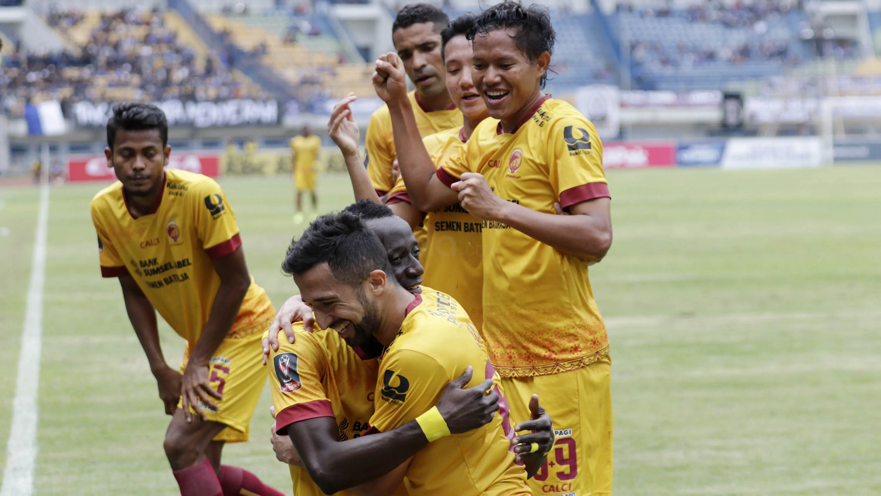 Para pemain Sriwijaya FC merayakan kemenangan atas PSMS pada laga Piala Presiden di Stadion GBLA, Bandung, Jumat (26/1/2018). Sriwijaya FC menang 2-0 atas PSMS. (Bola.com/M Iqbal Ichsan)