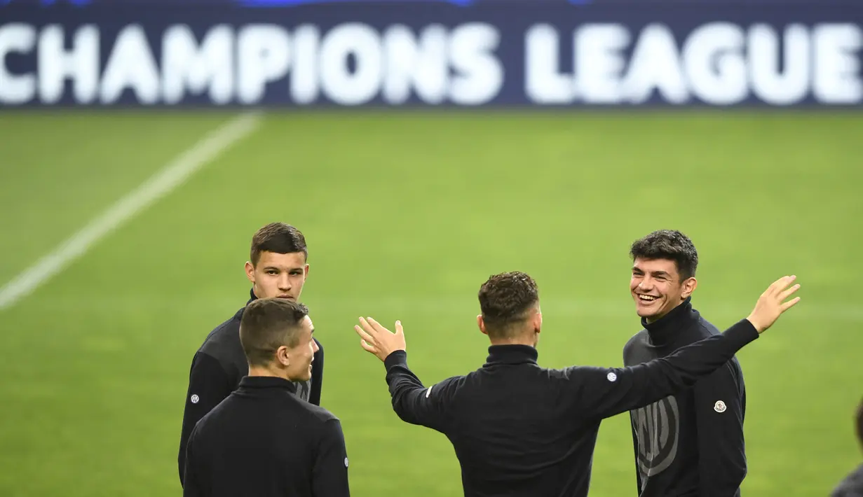 Para pemain Inter Milan berbincang di lapangan sebelum konferensi pers di Stadion Dragao, di Porto, pada 13 Maret 2023. Porto dipaksa bertekuk lutut pada leg pertama di Italia. Wakil Portugal tersebut takluk 0-1. Gol tunggal Inter diciptakan oleh Romelu Lukaku menit 86. (AFP/Miguel Riopa)