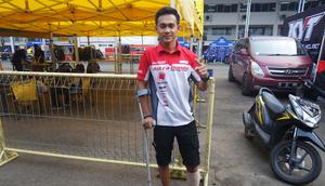 Pebalap AHRT, Awhin Sanjaya, mengaku sedih karena tidak bisa tampil di ARRC seri keempat seri Sentul, Sabtu (12/8/2017). (Bola.com/Zulfirdaus Harahap)