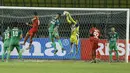 Kiper PSMS Medan, Abdul Rohim, menangkap bola saat bertanding melawan Kalteng Putra FC pada laga Liga 2 Indonesia di Stadion Patriot, Bekasi, Kamis, (9/11/2017). PSMS Medan menang 2-1 atas Kalteng Putra FC. (Bola.com/M Iqbal Ichsan)