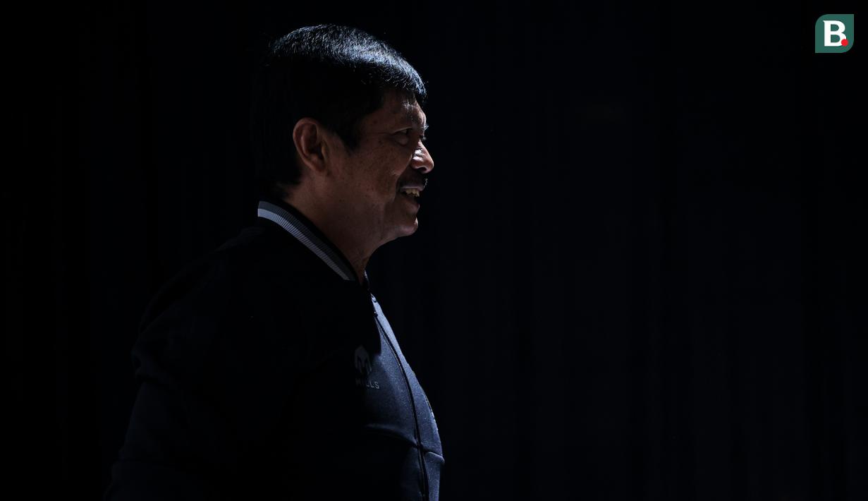 <p>Direktur Teknik PSSI, Indra Sjafri berjalan meninggalkan tempat konferensi pers setelah memberikan keterangan kepada media terkait kondisi terbaru Timnas Indonesia U-17 selama Piala Dunia U-17 yang berlangsung di Information Center Piala Dunia U-17, Grand Swiss-Belhotel, Jalan Bintoro, Surabaya, Sabtu (11/11/2023). (Bola.com/Bagaskara Lazuardi)</p>