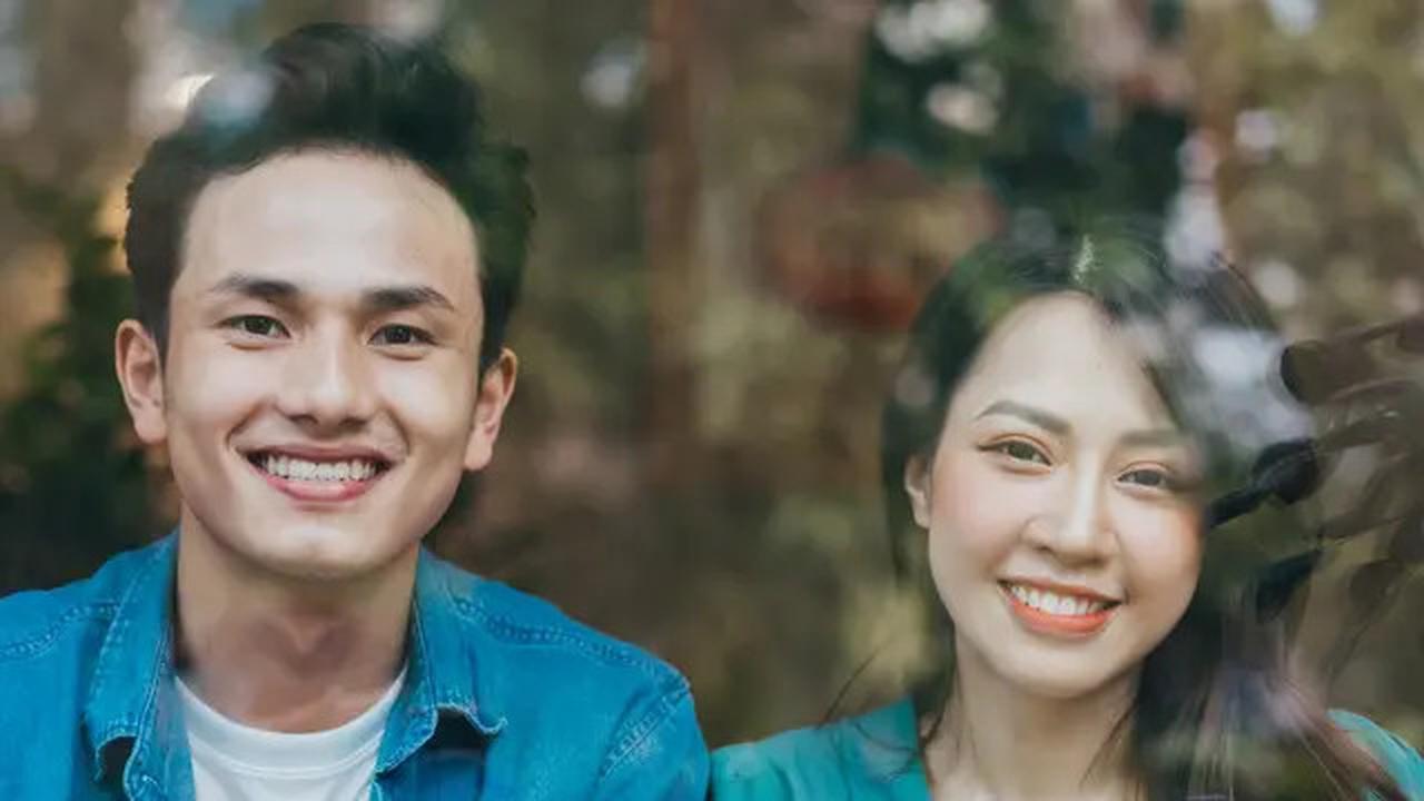 7 Tanda Seseorang Jatuh Cinta Padamu dari Bahasa Tubuhnya