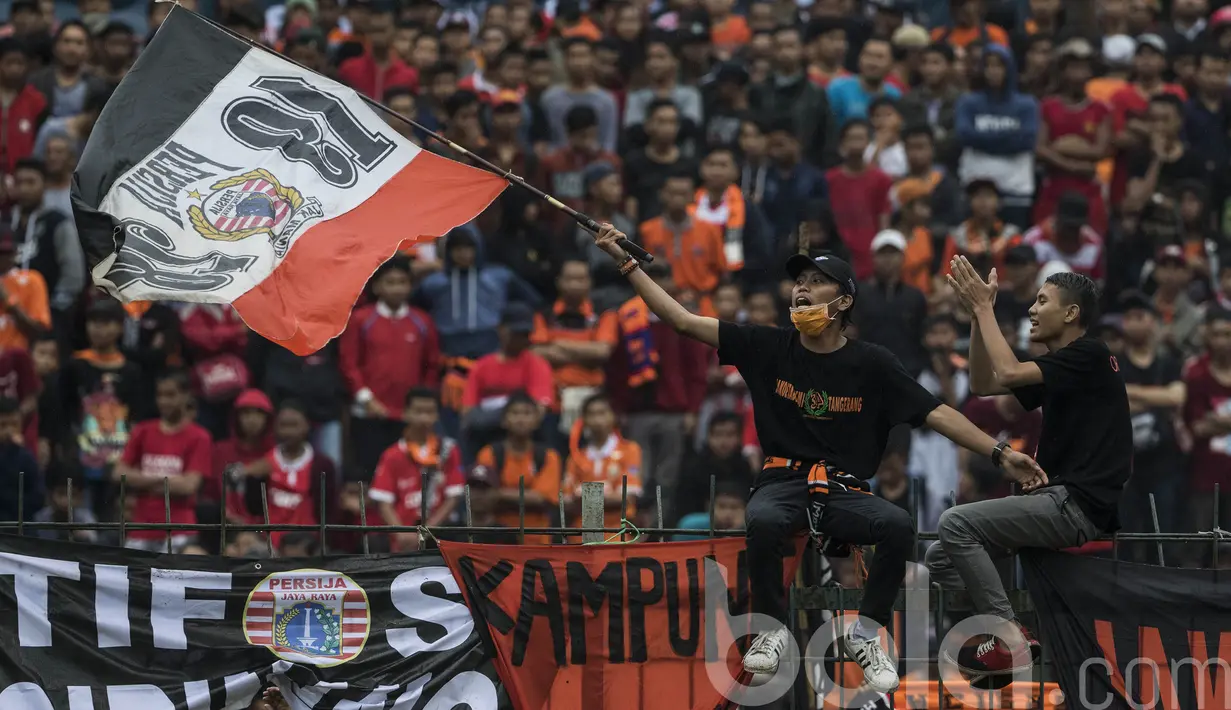 Suporter Persija Jakarta, The Jakmania, menyaksikan laga uji coba melawan Cilegon United. Para penggemar klub ibukota ini diterima dengan ramah oleh Volcano Mania, julukan penggemar Cilegon United. (Bola.com/Vitalis Yogi Trisna)