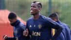 Gelandang Manchester United, Paul Pogba, tersenyum saat latihan di Kompleks Carrington, Manchester, Selasa (2/10/2018). Latihan ini persiapan jelang laga Liga Champions melawan Valencia. (AFP/Lindsey Parnaby)
