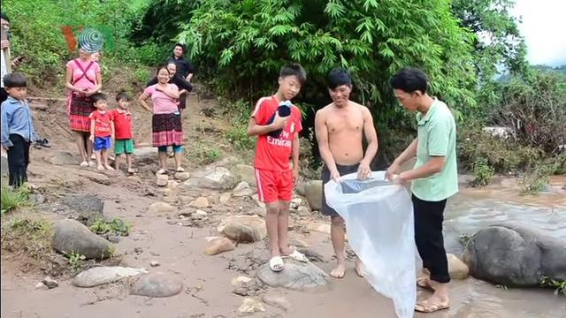 Siswa di Vietnam Seberangi Sungai dalam Kantong Plastik untuk Bersekolah