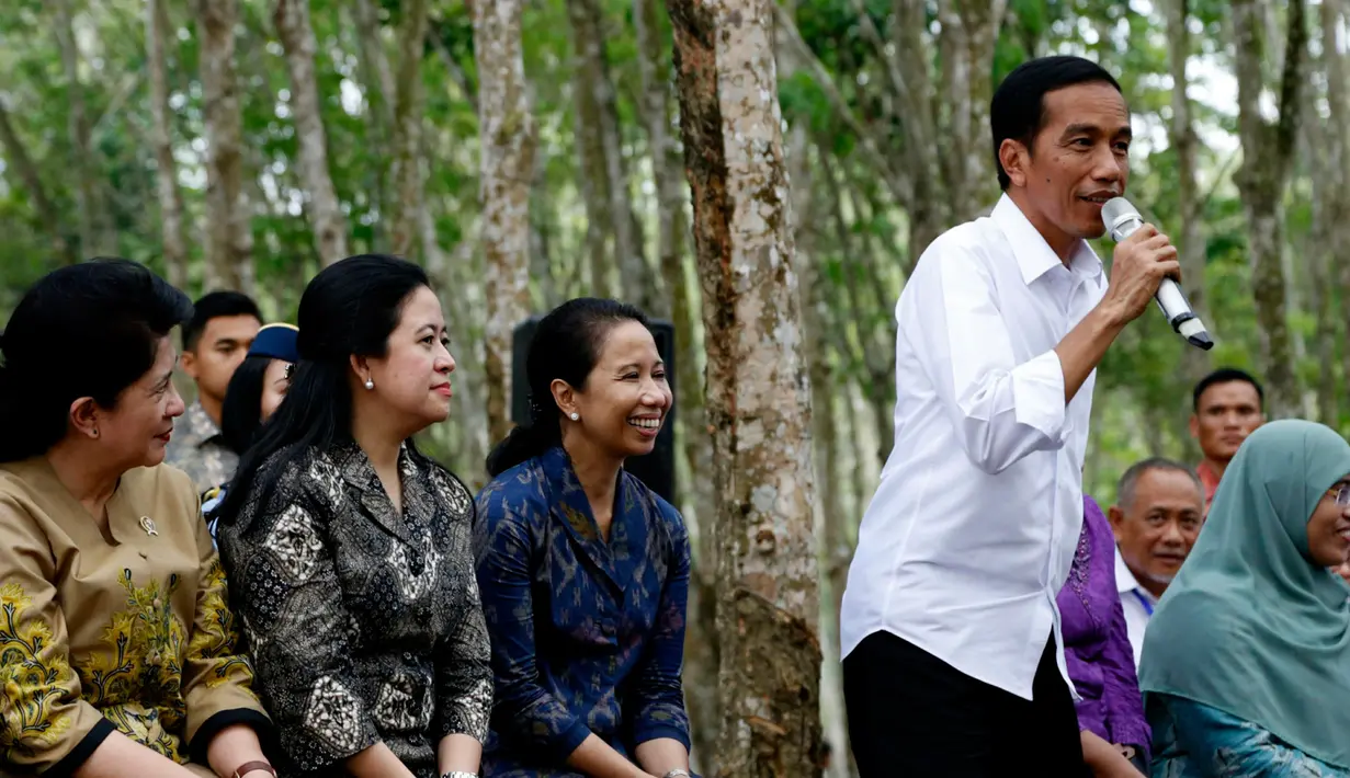 Presiden Joko Widodo memberikan kata sambutan sebelum membagikan Kartu Indonesia Sehat kepada para pekerja di Kabupaten Deli Serdang, Sumatera Utara, Sabtu (18/4/2015). (Liputan6.com/Pool)