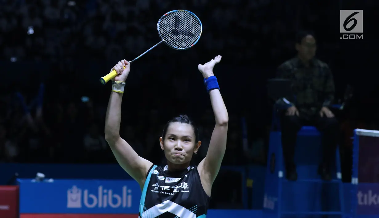 Tunggal putri Taiwan, Tai Tzu Ying mengangkat tangan usai menumbangkan pebulu tangkis China, Chen Yufei saat Final Indonesia Open 2018 di Istora GBK, Jakarta, Minggu (8/7). Tai Tzu Ying menang 21-23 21-15 21-9. (Liputan6.com/Helmi Fithriansyah)