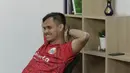 Pemain Persija Jakarta, Rezaldi Hehanussa, saat bermain FIFA 20 di Kantor KLY, Gondangdia, Jumat (26/6/2020). Andritany berhasil menjadi juara BOLA Esports Challenge setelah mengalahkan Rizky Darmawan dengan skor 8-0. (Bola.com/M Iqbal Ichsan)