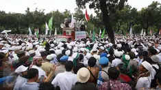 Massa dari ormas Islam menggelar unjuk rasa di depan kantor Basuki Tjahaja Purnama di Balai Kota Jakarta, Jumat (14/10). Mereka berdemonstrasi terkait pernyataan Ahok yang dinilai menyinggung satu golongan masyarakat. (Liputan6.com/Immanuel Antonius)
