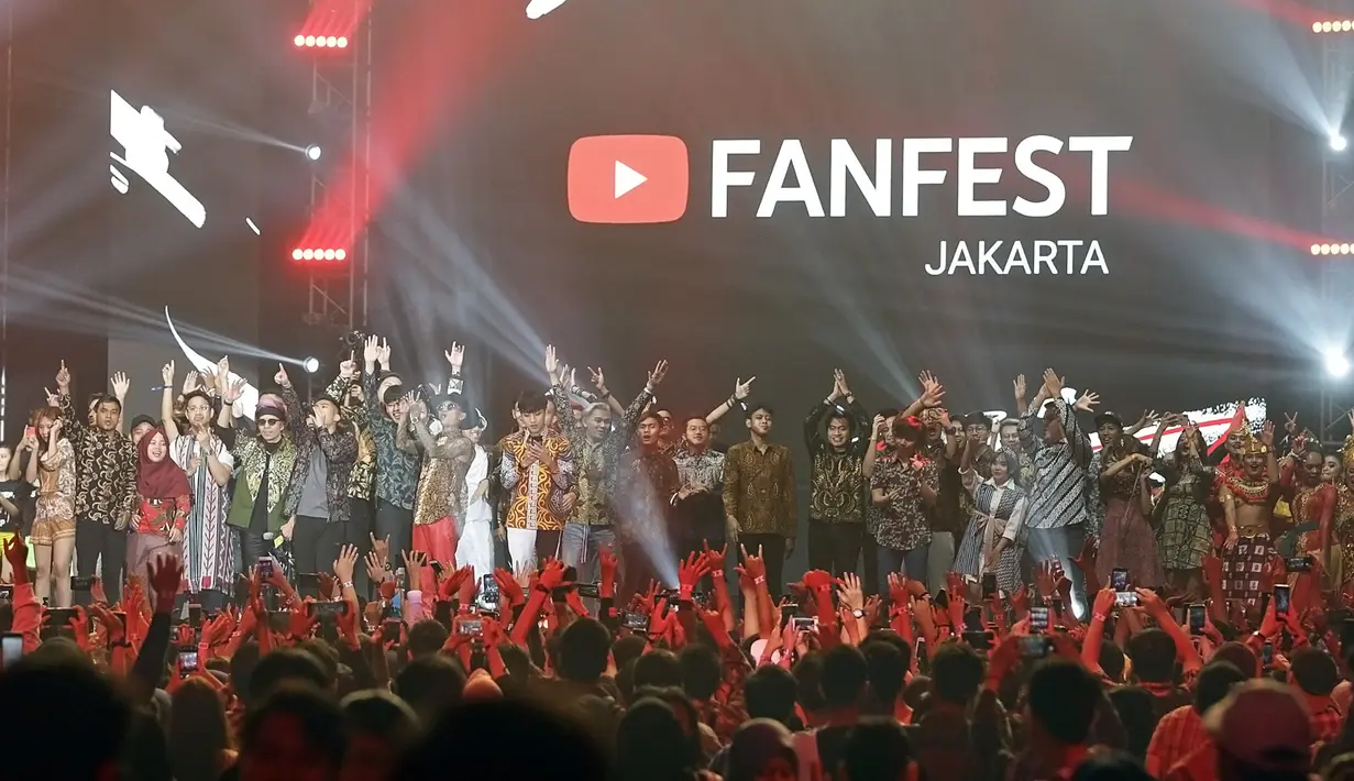 Atta Halilintar Kibarkan Bendera Merah Putih di Panggung YouTube FanFest Indonesia 2019. (Bambang E Ros/Fimela.com)