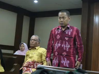 Terdakwa perantara suap pembangunan RSUD Damanhuri, Barabai, TA 2017, Abdul Basit jelang sidang putusan di Pengadilan Tipikor, Jakarta, Senin (13/8). Abdul Basit dijatuhi hukuman 4 tahun penjara, denda Rp 200 juta. (Liputan6.com/Helmi Fithriansyah)