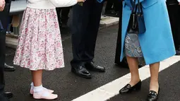 Seorang anak perempuan memberikan bunga kepada Ratu Elizabeth II saat peresmian Queensferry di Skotlandia, Minggu (4/9). Queensferry adalah jenis jembatan kabel pancang yang di desain megah dan  modern. (Andrew Milligan/PA via AP)