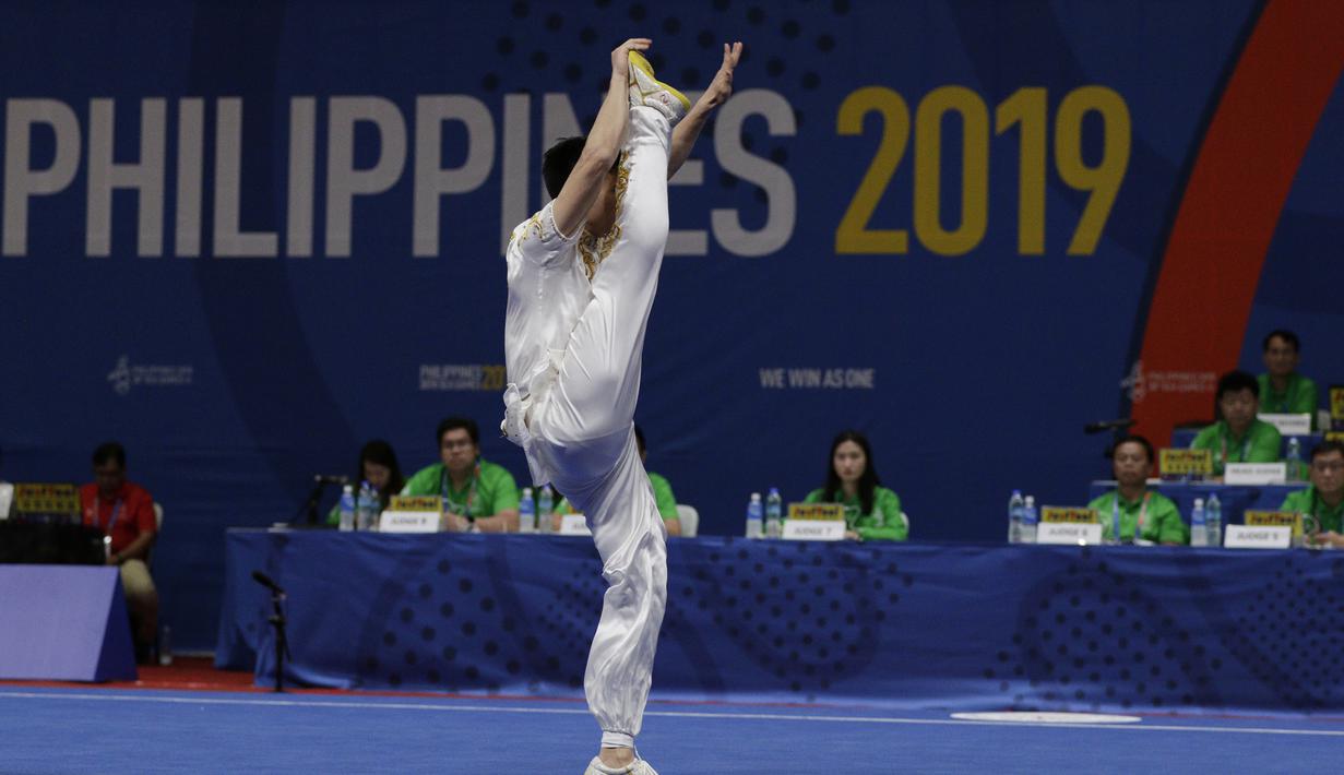 Atlet wushu Indonesia, Edgar Xavier, beraksi pada SEA Games 2019 cabang wushu nomor Taoulu Chanquan di World Trade Center, Manila, Minggu (1/12). Mendapat nilai 9,59, dirinya gagal meraih medali. (Bola.com/M Iqbal Ichsan)