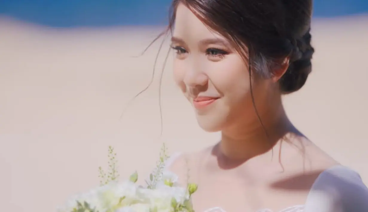 Wajahnya dipulas dengan complexion yang flawless dan lipstik matte bernuansa coral [@tiaraandini]