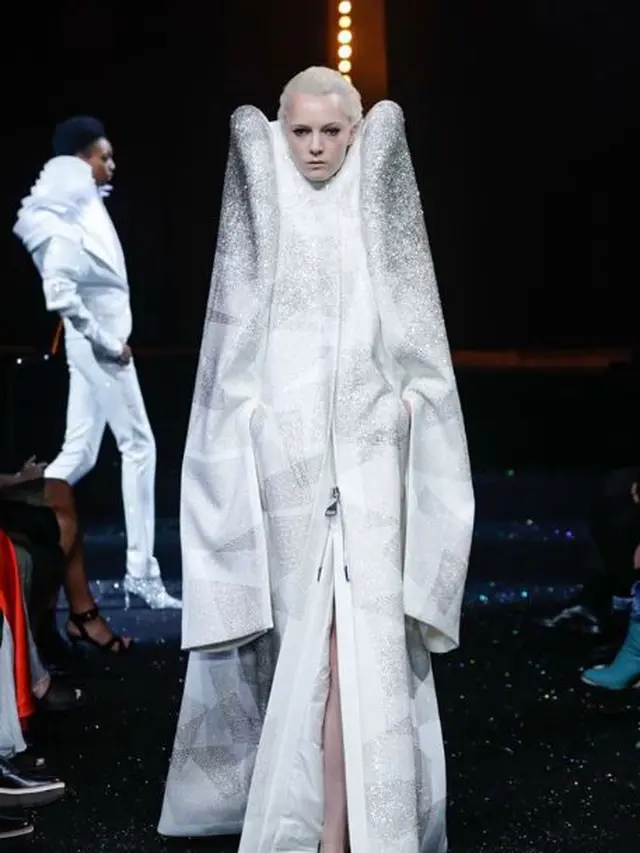 Nyentrik Banget, Ini 6 Potret Gaya Busana di Catwalk yang Bikin Geleng Kepala