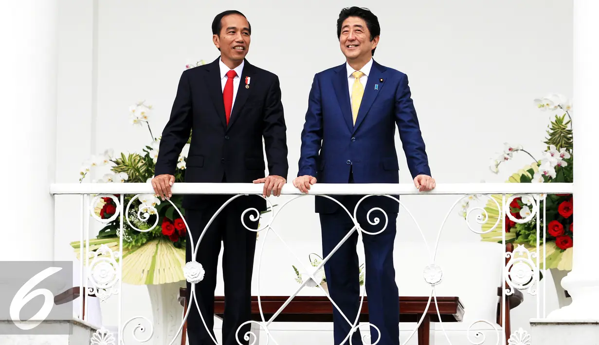 Presiden Jokowi berbincang dengan PM Jepang, Shinzo Abe di Istana Kepresidenan Bogor, Jawa Barat, Minggu (15/1). Pertemuan itu juga membahas berbagai bidang, salah satunya‎ politik dan keamanan. (Liputan6.com/Panca Syurkani/Pool)
