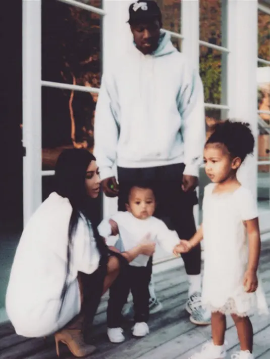 Menghilang untuk sementara waktu digunakan Kim untuk menenangkan diri dan menghilangkan rasa traumanya secara perlahan. Saat ini, sepertinya Kim sudah semakin pulih, terlihat dirinya sudah kembali menggunakan media sosial. (Instagram/kimkardashian)