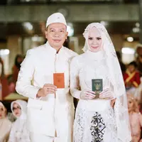 Sebelum akhirnya menikah secara resmi dan tercatat di Kantor Urusan Agama, Vicky dan Angel mengaku telah menikah siri sejak November 2017 silam. Jumat (8/2), keduanya melakukan akad nikah di Masjid Istiqlal, Jakarta. (Instagram/vickyprasetyo777)