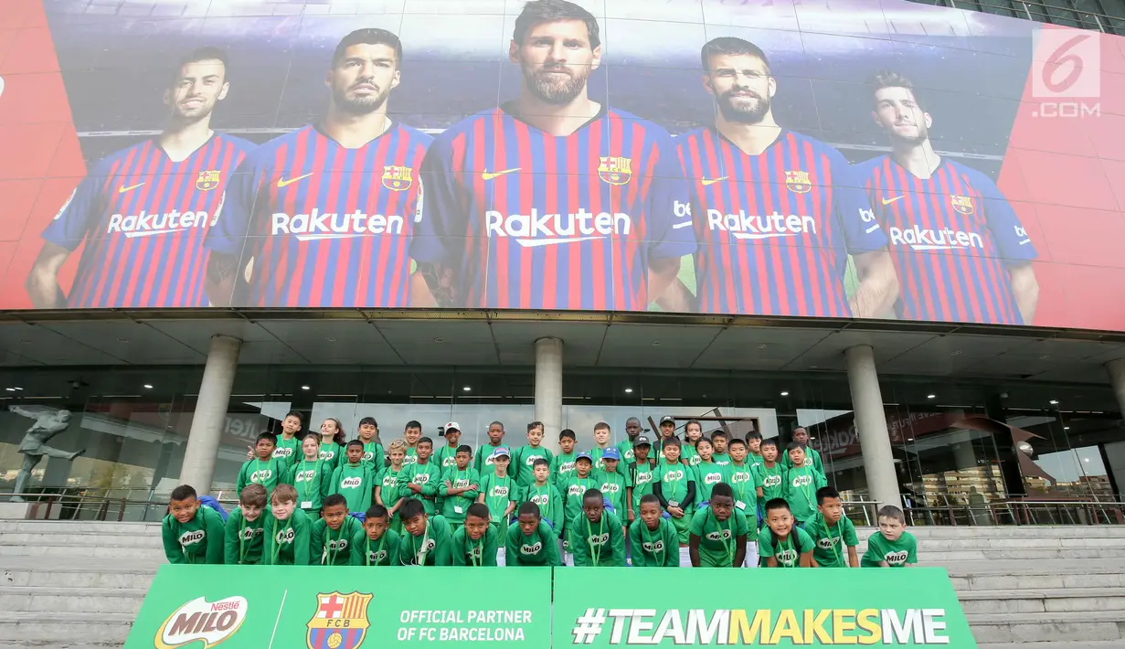 Delapan pemain terbaik MILO Football Championship 2018 yang mendapatkan kesempatan berlatih berpose bersama puluhan anak lainnya dari seluruh dunia di Barça Academy Barcelona, Spanyol. (Liputan6.com/Rizky)