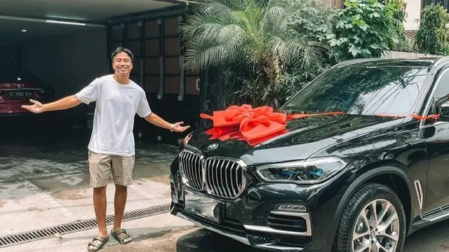 Vidi Aldiano mendapatkan kado mobil mewah