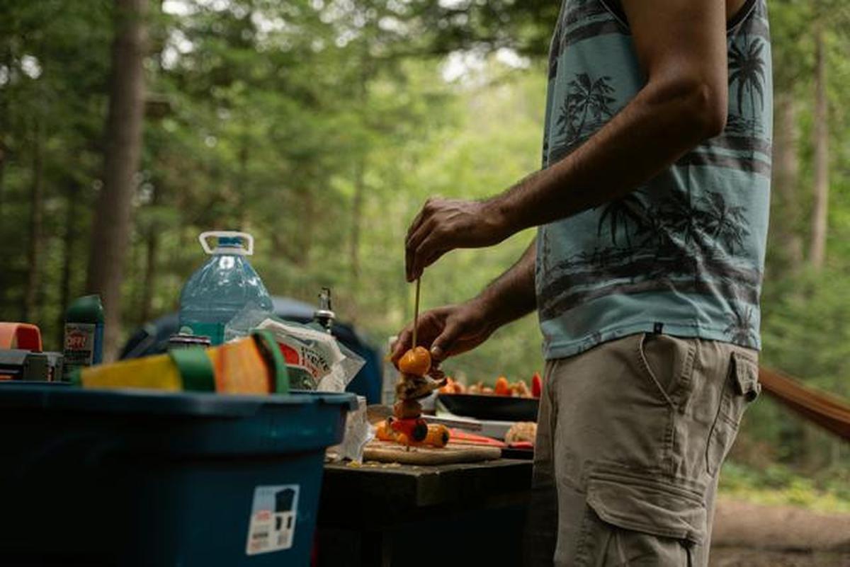 Belajar dari Kasus Glamping di Posong, Temanggung: Panduan Food Safety dan Cara Aman Bawa &amp; Olah Makanan di Alam Terbuka