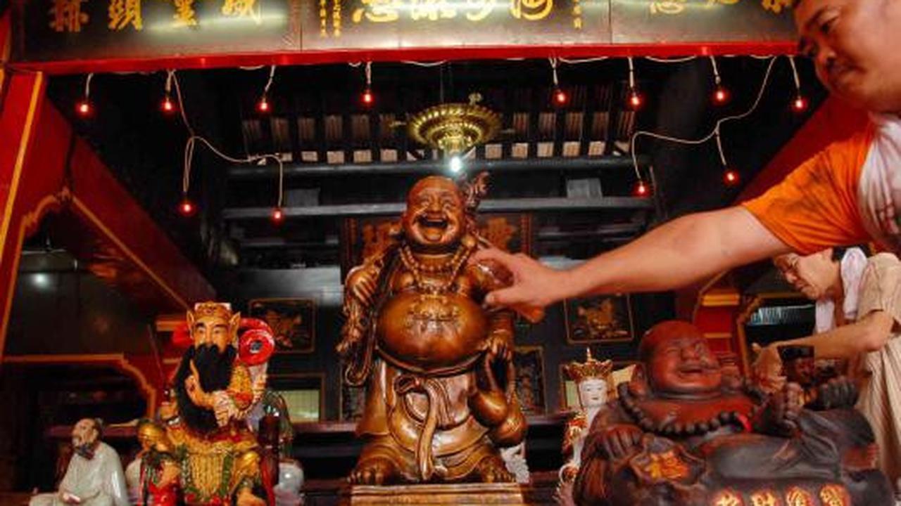 Memandikan patung dewa jelang perayaan Imlek
