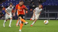 Gelandang Shakhtar Donetsk Alan Patrick mencetak gol melalui titik penalti untuk membawa timnya unggul 3-0 atas FC Basel di laga perempat final Liga Europa. ()