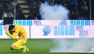 Kiper Timnas Indonesia itu terkena petasan yang dilemparkan dari tribun suporter I Nerazzurri. (AFP/Piero Cruciatti)