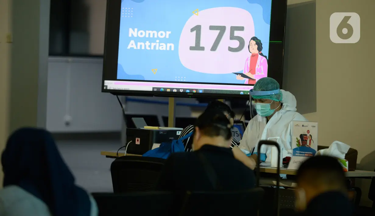 Petugas medis saat bertugas di Terminal 3 Bandara Soekarno Hatta, Tangerang, Banten, Rabu (29/7/2020). Tarif rapid test di Bandara Soekarno-Hatta tarif sesuai Surat Edaran Ditjen Pelayanan Kesehatan Kemenkes tentang batasan tarif Rp 150.000. (merdeka.com/Dwi Narwoko)