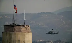 Helikopter Rusia terbang di atas Pangkalan Udara Hmeimim di tenggara Kota Latakia, Suriah, 16 Desember 2024. (Dok. AP Photo/Leo Correa)