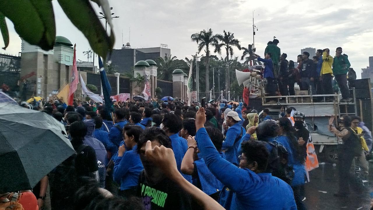 Demo Hari Ini di Depan DPR Ricuh, Polisi Imbau Massa Tidak semakin Beringas