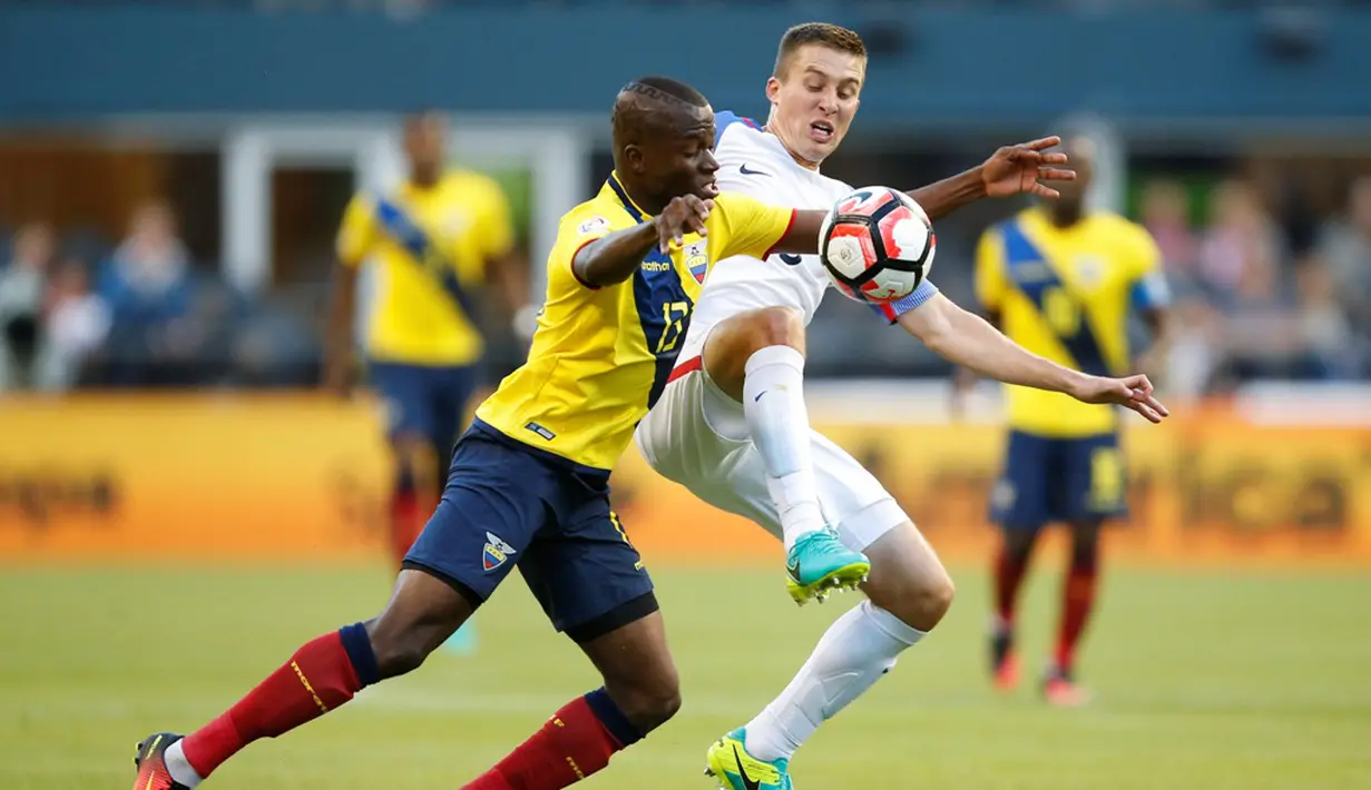 Perebutan bola antara pemain AS, Matt Besler (kanan) dan pemain Ekuador, Enner Valencia, pada perempat final Copa America Centenario 2016, di Century Link Field, Seattle, Jumat (16/6/2016). (Reuters/Jennifer Buchanan-USA TODAY Sports)